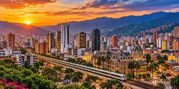 Panorámica de Medellín al atardecer