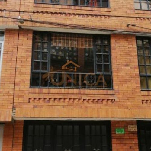 SE VENDE O PERMUTA CASA DE 4 PISOS EN LAGOS DE CASTILLA BOGOTÁ